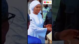 Marie Khone FAYE première Dame de la République Sénégalaise devant la maison familiale du président [upl. by Cristoforo]