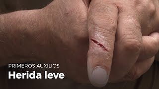 Aprende gestos de primeros auxilios  Herida leve [upl. by Xonk2]