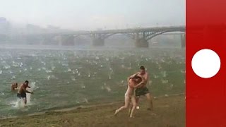 Panique sur la plage une violente tempête de grêle fait courir les baigneurs en Sibérie [upl. by Lsiel869]