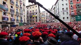 Salida de los gaiteros Chupinazo San Fermín 22 [upl. by Tiphanie144]