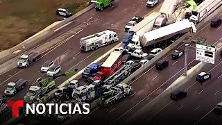 Así fue el mortal choque de unos 100 vehículos en Texas  Noticias Telemundo [upl. by Yakcm509]