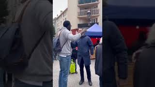 Le militant Reconquête Germain Loubota alpagué sur le marché dAulnaysousBois par la Gauche [upl. by Ertnod486]