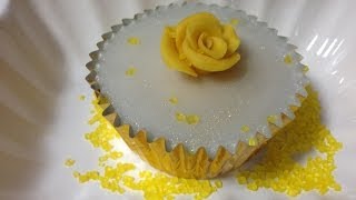 how to decorate minicupcakes using poured fondant كيفية تزيين الميني كب كيك بالفوندانت السائلة [upl. by Gnad]