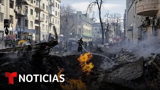 Las fuerzas rusas atacan desde el mar un pueblo de la costa de Odessa  Noticias Telemundo [upl. by Rehptosirhc463]