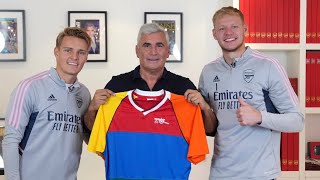 Marvin Berglas performs magic for Arsenals Martin Odegaard and Aaron Ramsdale [upl. by Honniball]