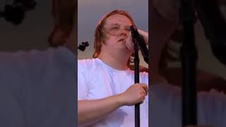 Lewis Capaldi fue a dar un concierto y sufrió de Ticks por el síndrome de Tourette 🤔🎤 shorts ￼￼ [upl. by Ajidahk]