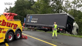 04092024  VN24  LKW rutscht in einen Wald  Neuer Abschleppwagen das erste mal in Gebrauch [upl. by Vola94]