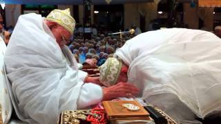 Aqa Burhanuddin embracing Syedna Qutbuddin in Muʿanaqa [upl. by Viviene]