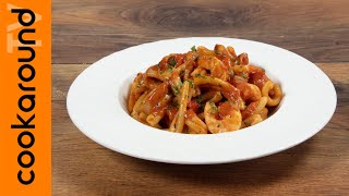 Pasta con calamari e gamberi [upl. by Anerahs412]