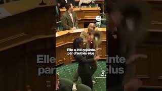 Une député néozélandaise lance un haka en pleine séance au Parlement [upl. by Zoba39]