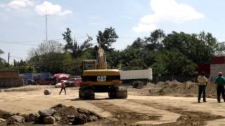 Excavadora CAT 320L oruga construccion en obra [upl. by Adnaluoy374]