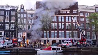 Grote brand in grachtenpand aan de Singel in Amsterdam [upl. by Akcirederf]