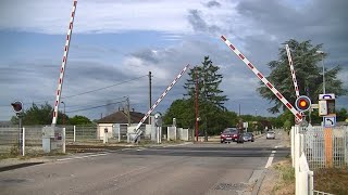 Spoorwegovergang ChemillysurYonne F  Railroad crossing  Passage à niveau [upl. by Weiser]