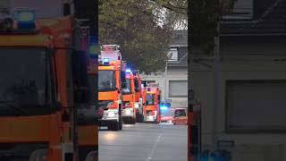 Löschzug der Feuerwehr Mühlheim an der Ruhr auf Alarmfahrt feuerwehr einsatz löschzug [upl. by Cirillo424]