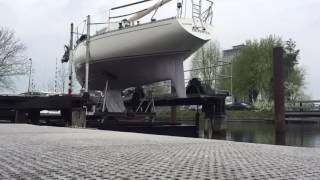 Elvstrom 32 cruiser Daphne te water [upl. by Maer]