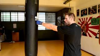 Come colpire sacco da Boxe  Tecniche di base How to hit the heavy punching bag [upl. by Kramlich]