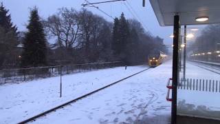 VIRM racet door de sneeuw op station Wolfheze [upl. by Ttenneb]