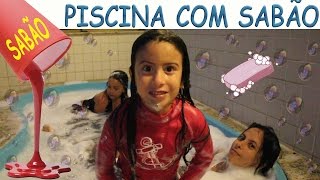 COLOQUEI SABÃO NA PISCINA E TOMEI BANHO DE ESPUMA COM A MINHA MÃE [upl. by Ahens]