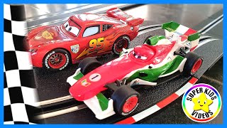 Cars Speelgoed Auto Racebaan ☆ Bliksem McQueen vs Fransesco Bernoulli ☆ Auto Kinderfilmpjes [upl. by Eirok178]