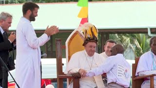 Con un tocado de plumas el papa encuentra el quotEdénquot en Papúa Nueva Guinea  AFP [upl. by Rangel]