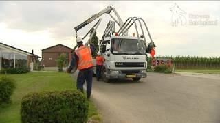 Boer huurt lantaarnpaal in Buren [upl. by Trinatte]