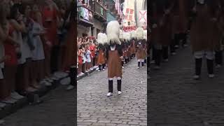 ¿Eres capaz de reconocerlos¿ ¡SÍ Son los hacheros del Alarde de Hondarribia bajando la Calle Mayor [upl. by Noleta748]