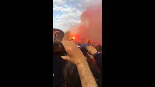 RomaLiverpool delirio dei tifosi giallorossi allarrivo del pullman della squadra Cori e fumogeni [upl. by Yellek241]