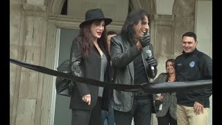 Alice Cooper visits Eloise Asylum Experience for sneak peek of this falls haunted house tour [upl. by Hersch]