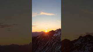 Sonnenaufgang am Gipfel des Bschießer auf 2000 Meter sonnenaufgang gipfel panorama tannheimertal [upl. by Mapes848]