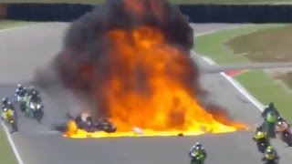 Espectacular accidente en una carrera de motos en España [upl. by Dnar]