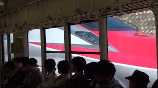 乗っていた普通列車が新幹線こまち号に追い越される [upl. by Ynafetse]