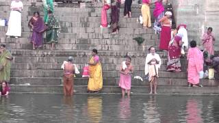 INDIA Varanasi Ganges rituelen vóór zonsopkomst [upl. by Letha]