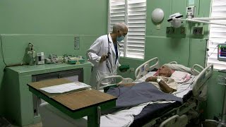 Cuba da estímulos salariales a médicos para retenerlos en hospitales  AFP [upl. by Aenitsirhc165]