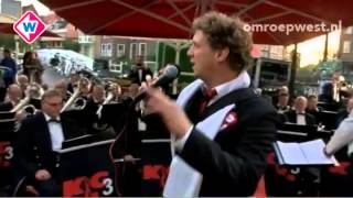 Leidens Ontzet  Jochem Myjer zingt la la la Leiden tijdens Leidens Ontzet [upl. by Silevi173]