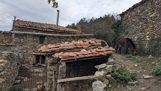 CONSTRUYEN su HOGAR en un PUEBLO ABANDONADO [upl. by Orodisi]