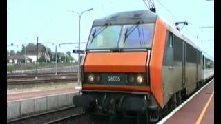 Voitures Corail et UIC BB 26000 7200 22200 à Moret [upl. by Akiemat474]