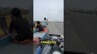 Motociclista faz gesto incrível na estrada [upl. by Bertasi981]