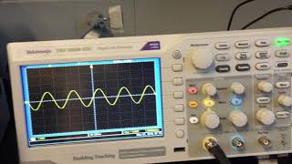 Using a Tektronix oscilloscope [upl. by Annoyed976]