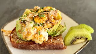 Pão com ovo e abacate Como fazer uma deliciosa torrada de abacate com ovos  AVOCADO EGG TOAST [upl. by Cavit442]