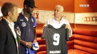 Dinamite entrega camisa do Vasco a Balotelli [upl. by Aelat713]