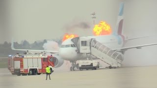 GROSSALARM FLUGHAFEN DÜSSELDORF  Flugunfall  Explosionen  Menschenrettung  Großübung [upl. by Kirtley]