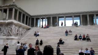 Der Pergamonaltar im Berliner Pergamonmuseum [upl. by Sikleb]