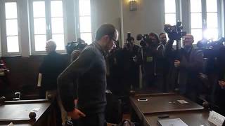 Antoine Deltour arrive au procès LuxLeaks  26042016 [upl. by Adidnac]