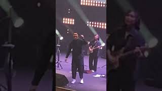 Riuh penonton di Konser Tulus  Sepasang sepatu [upl. by Rhianon670]