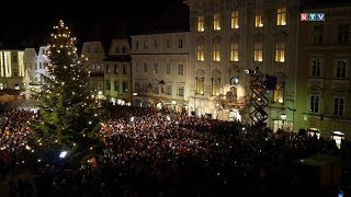 Stille Nacht heilige Nacht  Der größte Chor Österreichs sang Stille Nacht am Stadtplatz Steyr [upl. by Edmund]