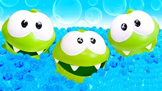 El juguete Om Nom y sus amigos Una piscina de espuma Videos de juegos para niños pequeños [upl. by Eseuqram405]