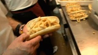 Bocadillo de calamares en la Plaza Mayor de Madrid un clásico gastronómico [upl. by Ahsietal]