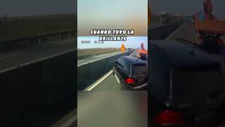 ¡El conductor de un Mercedes desafía a un camionero y termina humillado viralvideo [upl. by Mercy]