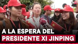 Residentes chinos permanecen en exteriores de hotel donde se hospeda el presidente Xi Jinping [upl. by Lancelot]