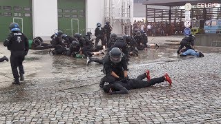 Nieder mit den Hooligans Bereitschaftspolizei Leipzig zeigt Wasserwerfer Sonderwagen und BFE [upl. by Yks988]